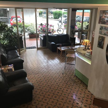 Hotel Mirella Римини Екстериор снимка