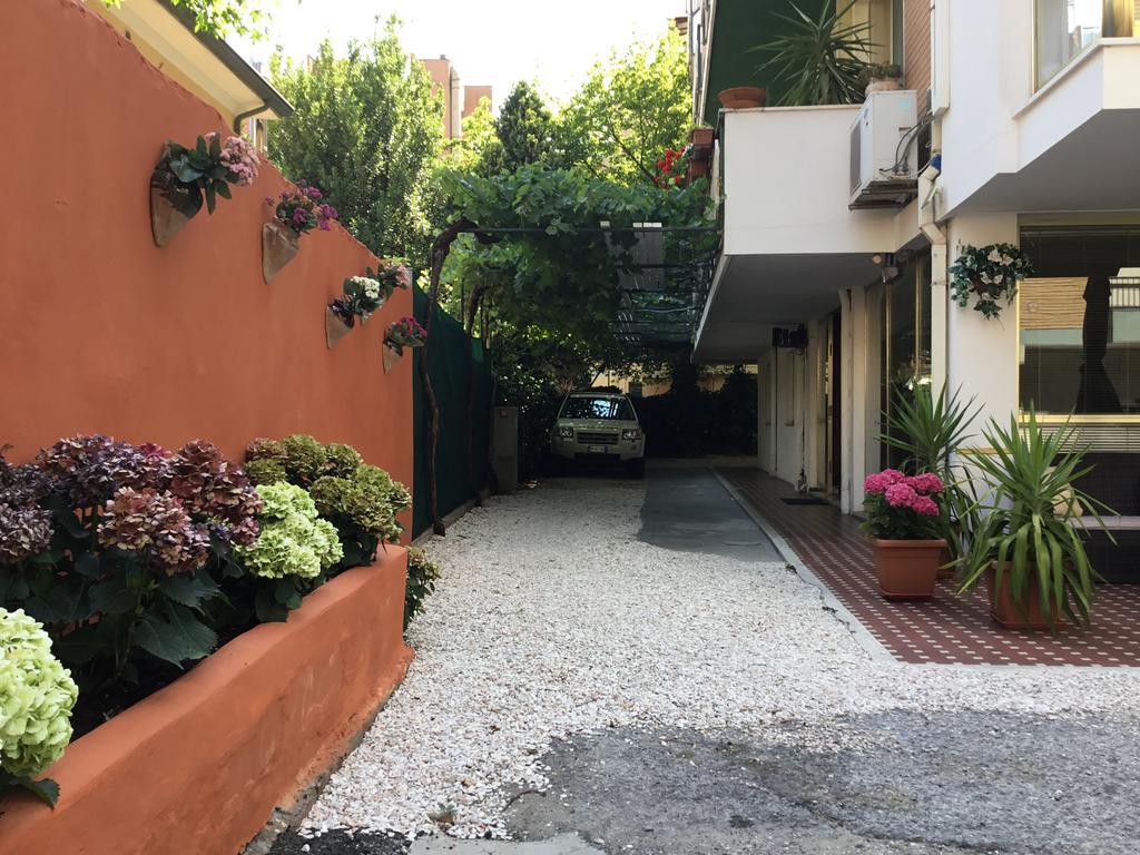 Hotel Mirella Римини Екстериор снимка