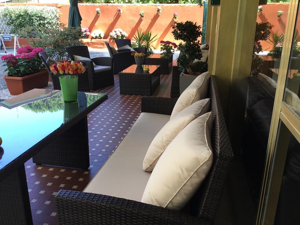 Hotel Mirella Римини Екстериор снимка