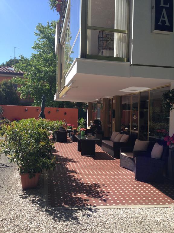 Hotel Mirella Римини Екстериор снимка