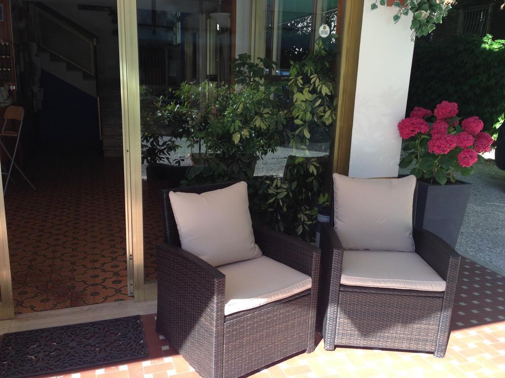 Hotel Mirella Римини Екстериор снимка