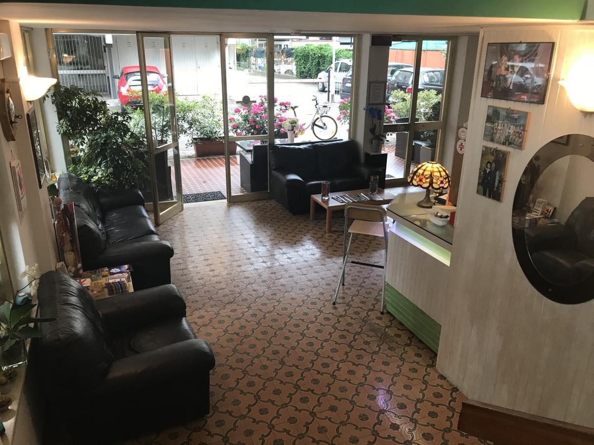 Hotel Mirella Римини Екстериор снимка